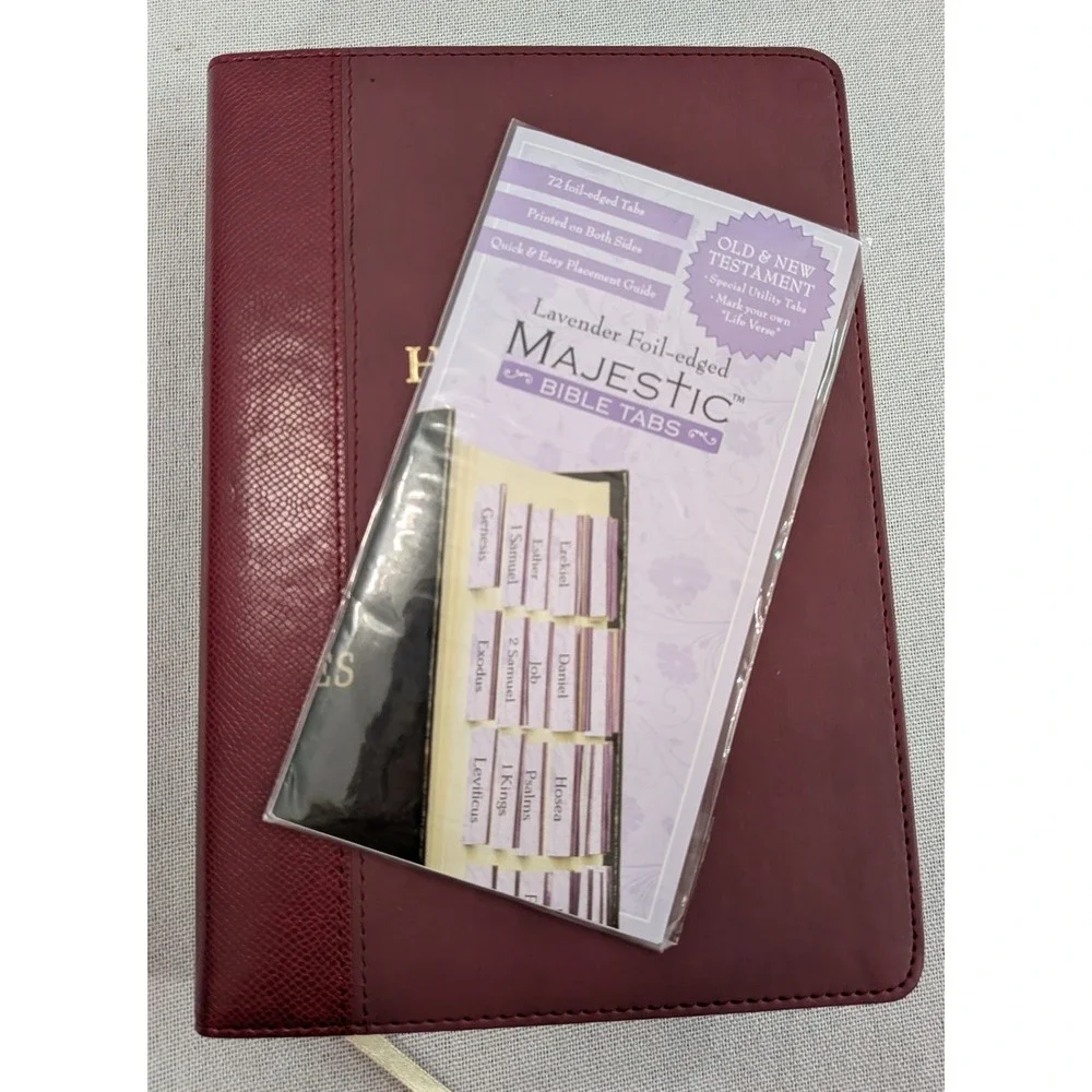 HarperCollins NRSV Catholic Gift Bible Unisex OS Burgundy  Gift Edition